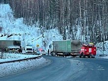В Иркутской области микроавтобус столкнулся с грузовиками, ранены 12 человек