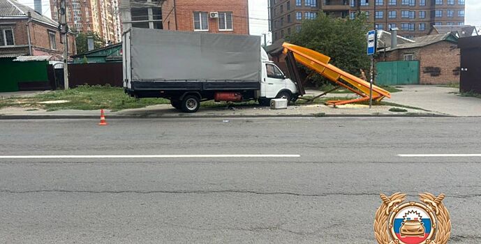 В Ростове фургон врезался в остановку. Пострадала женщина