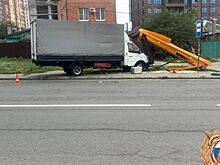 В Ростове фургон врезался в остановку. Пострадала женщина