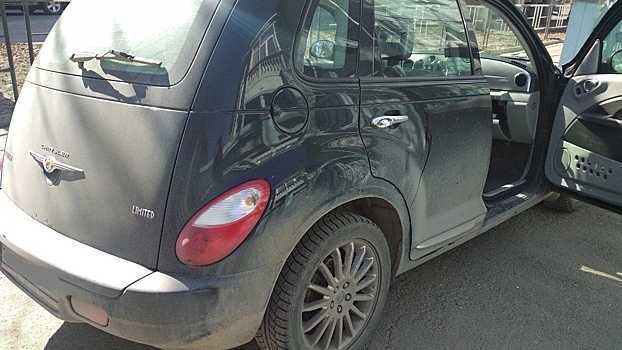 Автомобилист не заметил пенсионера, сдавая назад на тротуаре в Вологде