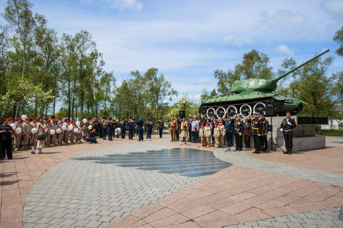 Во Владивостоке курсанты Тихоокеанского высшего военно-морского училища возложили цветы к мемориалу в честь танкистов