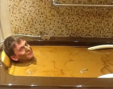 Правозащитник вступился за чиновницу в "шоколадной" ванне