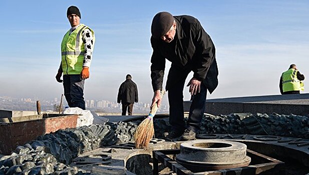 Появилось видео "тушения" цементом Вечного огня в Киеве