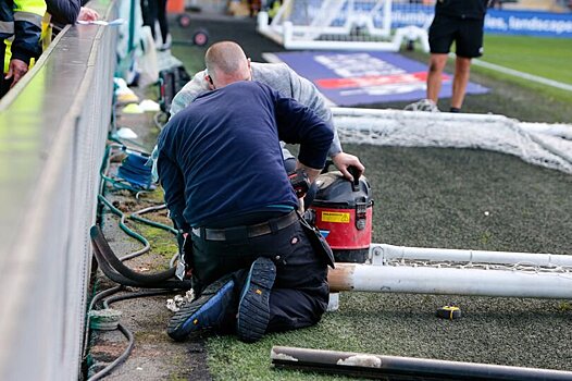 Старт матча «Халл» – «Бирмингем» отложен из-за размера ворот. Работникам поручили подрезать стойки до нужного размера