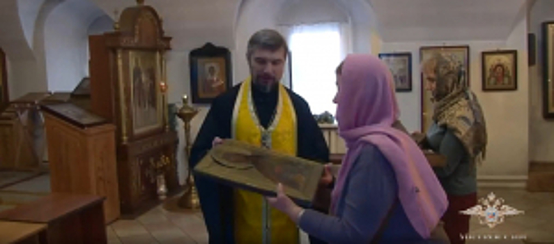 В Архангельской области полицейские возвратили иконы и другие семейные реликвии законным владельцам