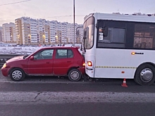 В Омске автобус с пассажирами врезался в стоящую на дороге машину без аварийного знака