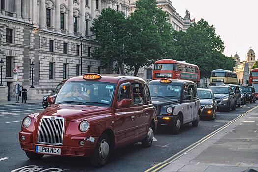 Лондонским таксистам готовы платить по $7000 в месяц. В городе острый дефицит водителей