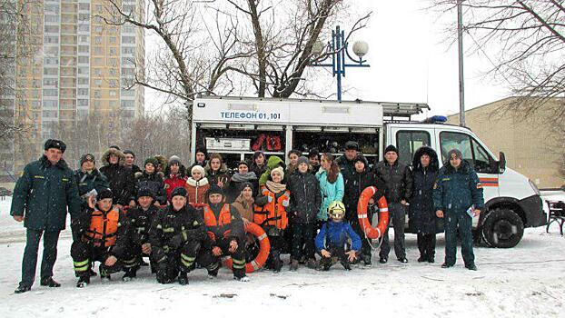 Спасатели провели урок ОБЖ для школьников у пруда «Марс» в Алтуфьеве