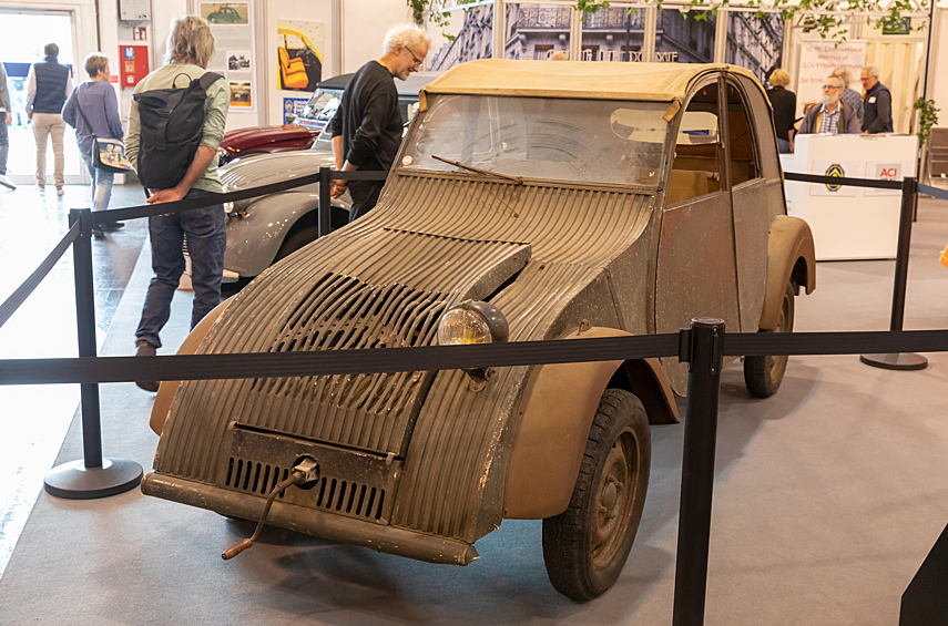 В прошлом году у «гадкого утёнка» Citroen 2CV был юбилей: ему исполнилось 75 лет! Серийное производство простого и доступного Ситроенчика с двухцилиндровым мотором мощностью всего 9 л.с. началось в 1948 году и продолжалось с небольшими изменениями вплоть до 1990 года. А перед нами — один из 47 прототипов под названием TPV (Toute Petite Voiture, «очень малеький автомобиль»), построенных командой под руководством конструктора Андре Лефевра ещё до войны, в 1937-1939 годах. Когда войска гитлеровской Германии вторглись во Францию, часть прототипов уничтожили, а часть спрятали: обнаружили их только в середине 90-х. Прототипы легко узнать по передней части из гофрированного листа: их кузова были изготовлены из алюминия, но после войны конструкцию переделали на более дешёвую сталь. Под капотом — двухцилиндровый «оппозит» жидкостного охлаждения, тогда как в серию пошли «воздушники».