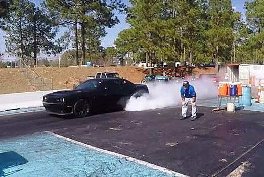 Видео: Challenger Hellcat сломался в гонке против «Теслы»