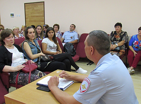 В Пятигорске полицейские провели профилактическую беседу представителями Центра социального обслуживания населения города