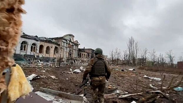 IZ.RU: Военкор показал кадры освобождения квартала в Артемовске бойцами ЧВК "Вагнер"