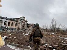 IZ.RU: Военкор показал кадры освобождения квартала в Артемовске бойцами ЧВК "Вагнер"