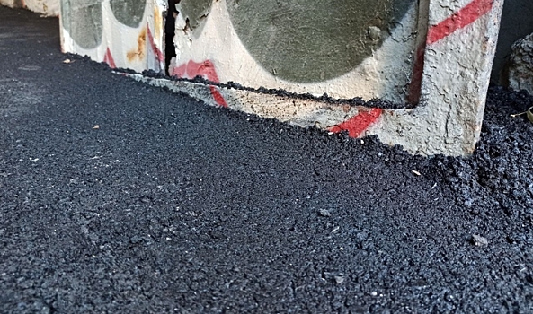 В центре Волгограда старинные ворота закатали в асфальт