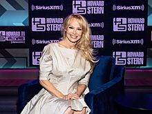 Памела Андерсон впервые за долгое время вышла в свет с сыновьями