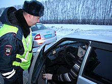 Пьяный костромской таксист на глазах инспекторов отчаянно лез на заднее сидение