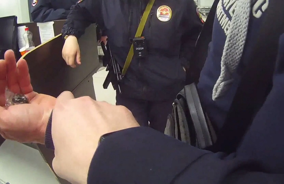 В новосибирском аэропорту у пассажира изъяли пакет с гашишем
