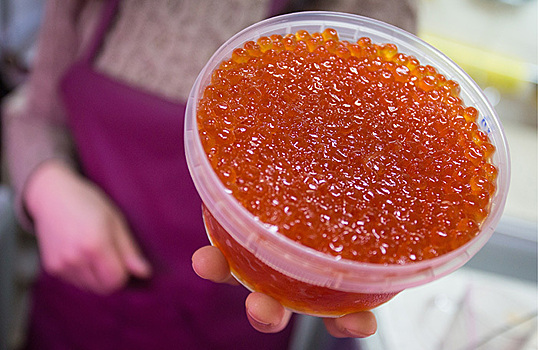 СМИ: красная икра подешевела вдвое