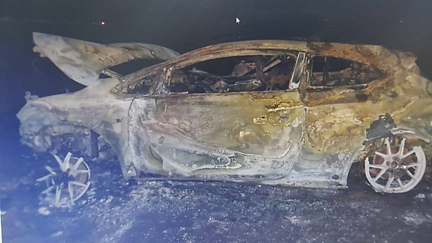 На трассе под Саратовом «Опель» врезался в сломанный грузовик и загорелся