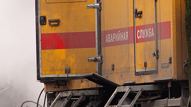 Проезжую часть на Зверинской улице в Петергофе залило водой после прорыва трубы