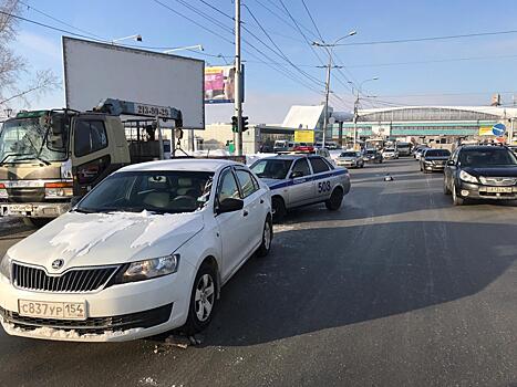 «От оформления отказываются»: экипаж ГИБДД столкнулся со «Шкодой» на Большевистской