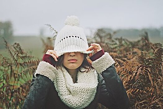 Россиянкам назвали модную замену шапкам зимой