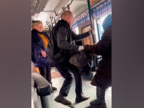 Выкинувшего пенсионерку из автобуса водителя задержали в Комсомольске
