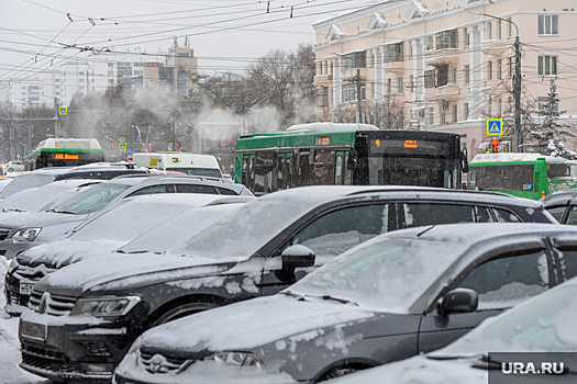 Водитель автобуса высадил тюменцев на мороз