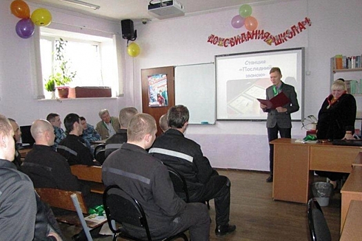 Сотрудники полиции Мурманской области приняли участие в «Последнем звонке» выпускников подшефного кадетского класса