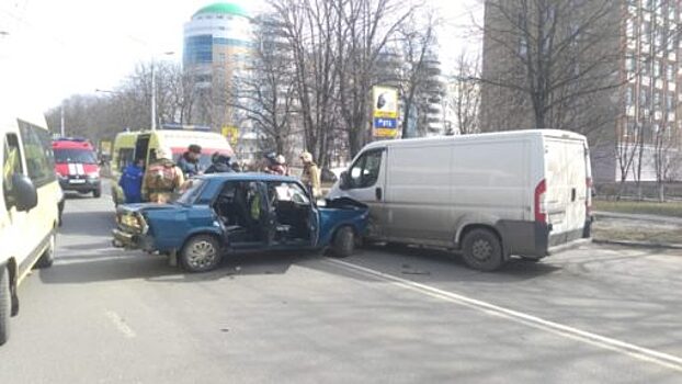 В Орле в столкновении трех автомобилей пострадали двое
