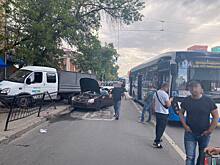 Легковой автомобиль столкнулся с электробусом в центре Ростова