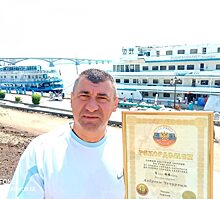 Бывший главный полицейский Саратова Андрей Чепурной установил рекорд России, переплыв Волгу
