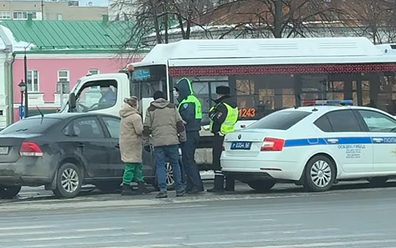 Легковушка влетела в аварию на улице Ленина в Рязани