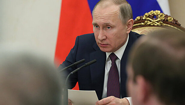 Путин освободил от должности двух чиновников из руководства МЧС
