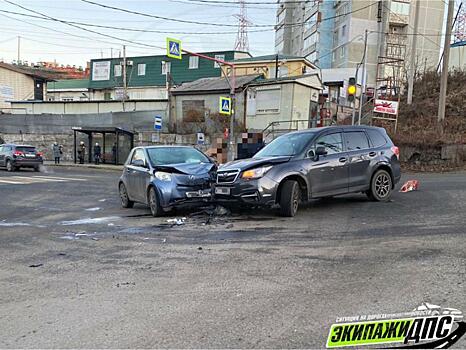 «Теперь пробка». Во Владивостоке мини-автомобиль протаранил кроссовер