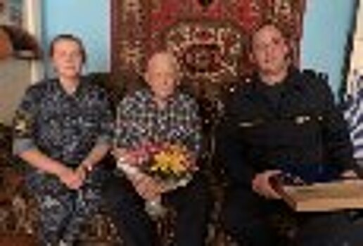 Сотрудники уголовно-исполнительной системы Новосибирской области поздравили с 95-летием ветерана УИС Михаила Гутова