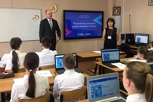 Министр, к доске: Евгений Полуянов предсказал погоду в сельской школе Азовского района