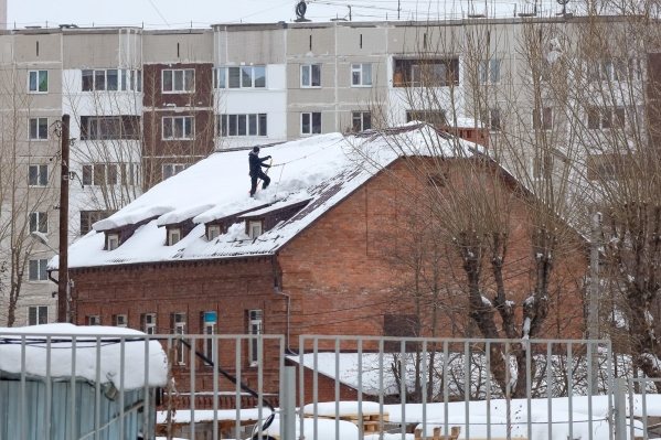Крыша хостела в Казани рухнула под тяжестью снега: спасатели искали людей под завалами