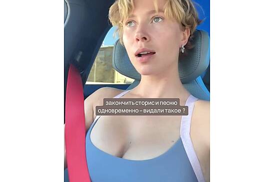 Популярная российская блогерша без макияжа снялась в топе с глубоким декольте