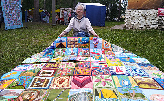 Панно с сибирскими гербами сшили к фестивалю лоскутных одеял
