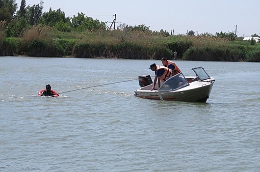Направились к &laquo;змеиному&raquo; волнорезу: спасатели эвакуировали уставших пловцов на Цимлянском водохранилище