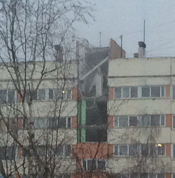 Петербургские чиновники пообещали, что все жильцы пострадавшего от взрыва газа дома на проспекте Народного Ополчения вернутся в свои квартиры. Но когда - не сказали