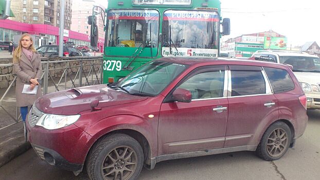 Троллейбус с пассажирами протаранил внедорожник на улице Кирова