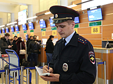 В аэропорту Владивосток сняли с рейса 57-летнего авиадебошира