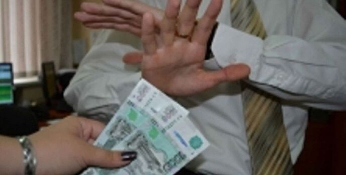 Ростовчанин попытался дать взятку судебному приставу