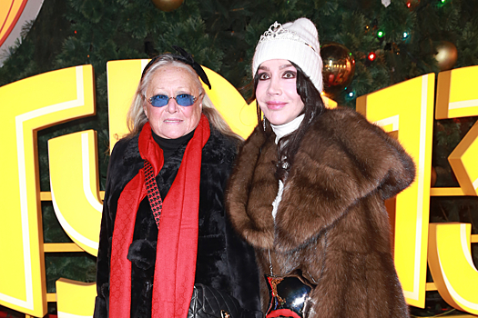 77-летняя Татьяна Михалкова появилась на ГУМ-катке в черном ободке с бантом