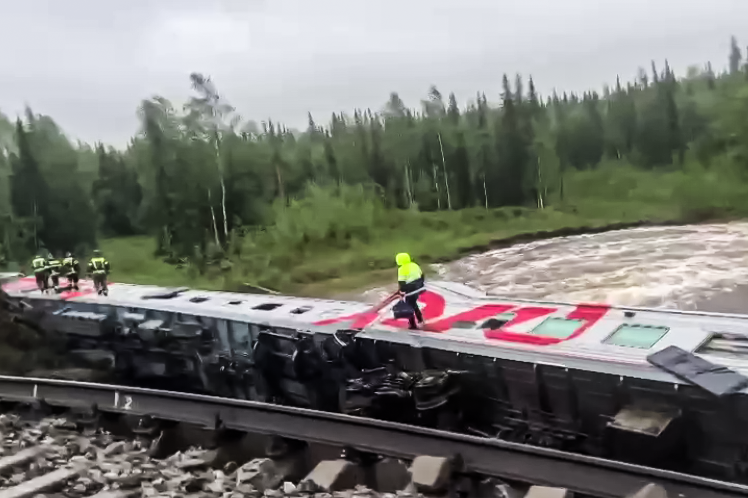 Baza: пассажиры сошедшего с рельсов поезда сидели без тепла и света 12 часов