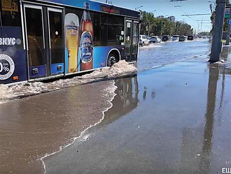 Забил "фонтан": в Самаре затопило Московское шоссе
