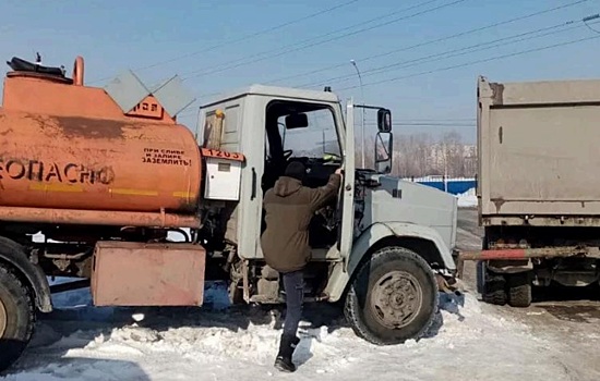 «А если произойдет взрыв»?: "ЗИЛ" с нелегальным бензином пугает новосибирцев
