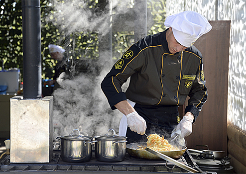 Российские военные повара сразились в кулинарном поединке с итальянским шеф-поваром